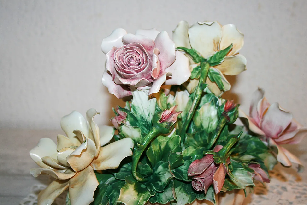 Centrotavola ovale Capodimonte con Rose, Visconti Mollica, anni '60 6