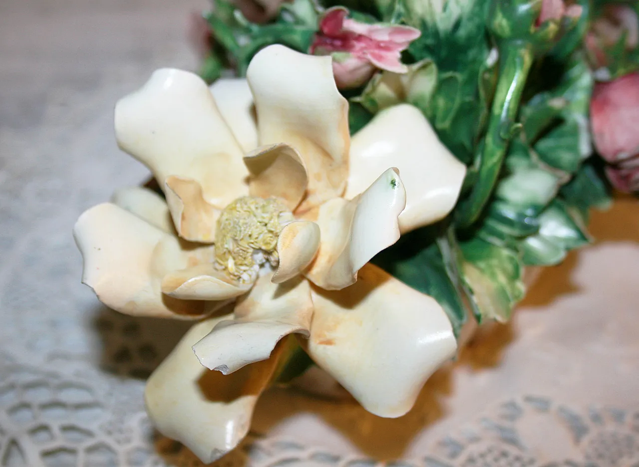 Centrotavola ovale Capodimonte con Rose, Visconti Mollica, anni '60 7