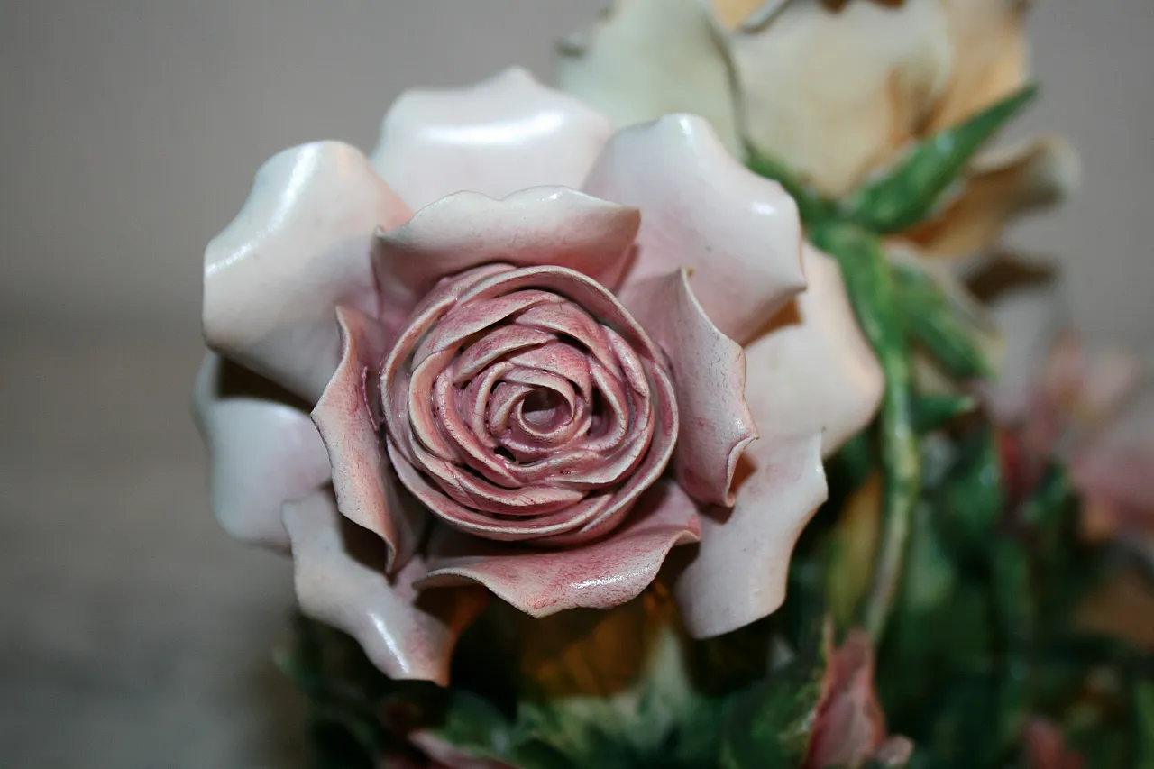 Centrotavola ovale Capodimonte con Rose, Visconti Mollica, anni '60 8