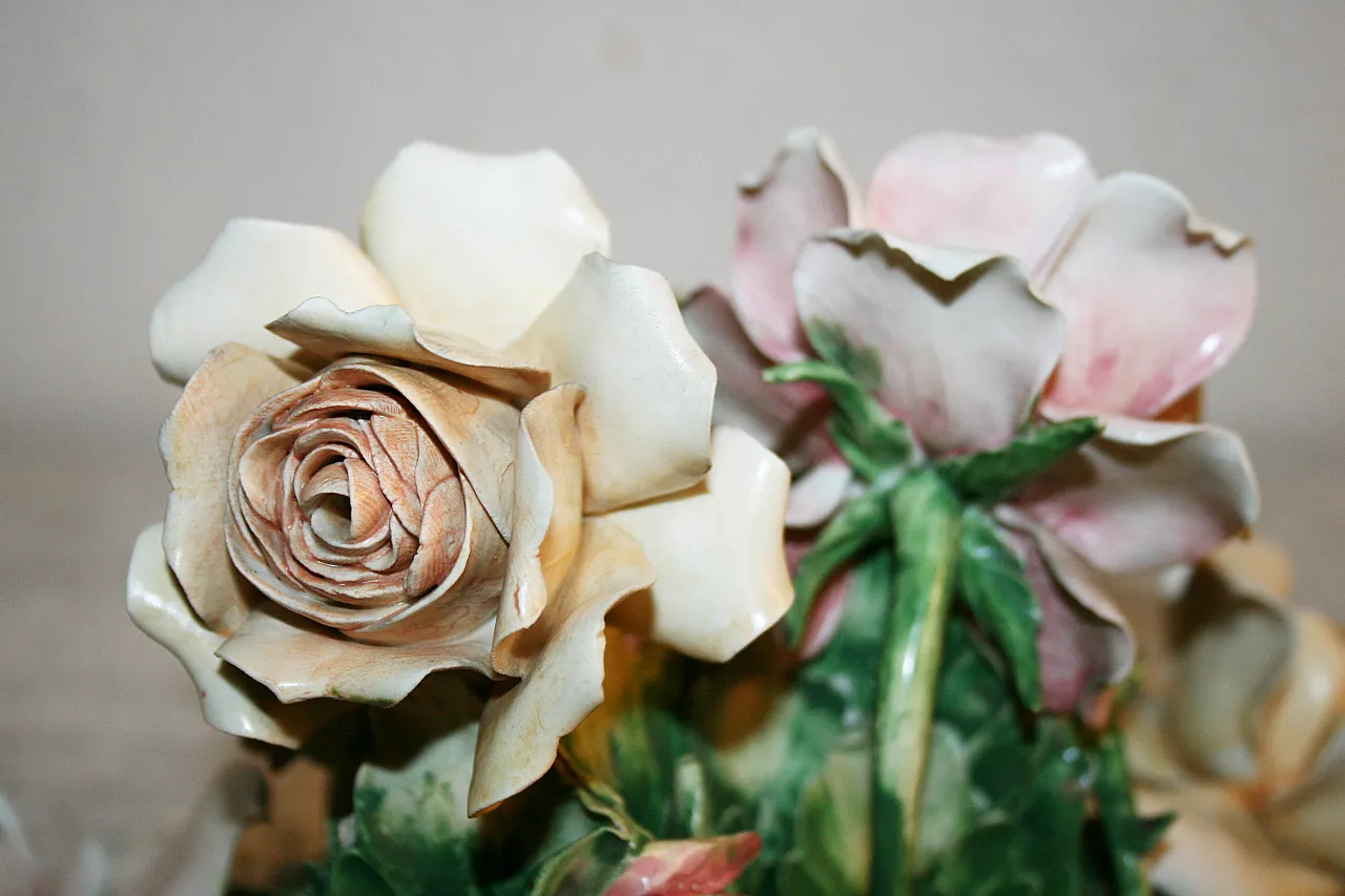 Centrotavola ovale Capodimonte con Rose, Visconti Mollica, anni '60 9