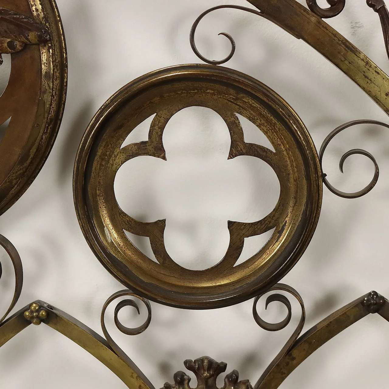 Testata di letto Neogotica in ottone e bronzo scolpito, fine '800 9