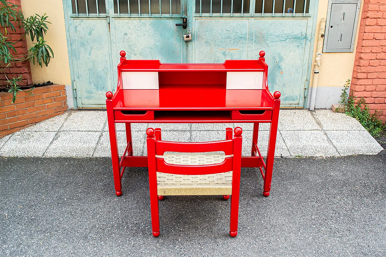 Scrivania con sedia in legno laccato rosso, anni '70 2