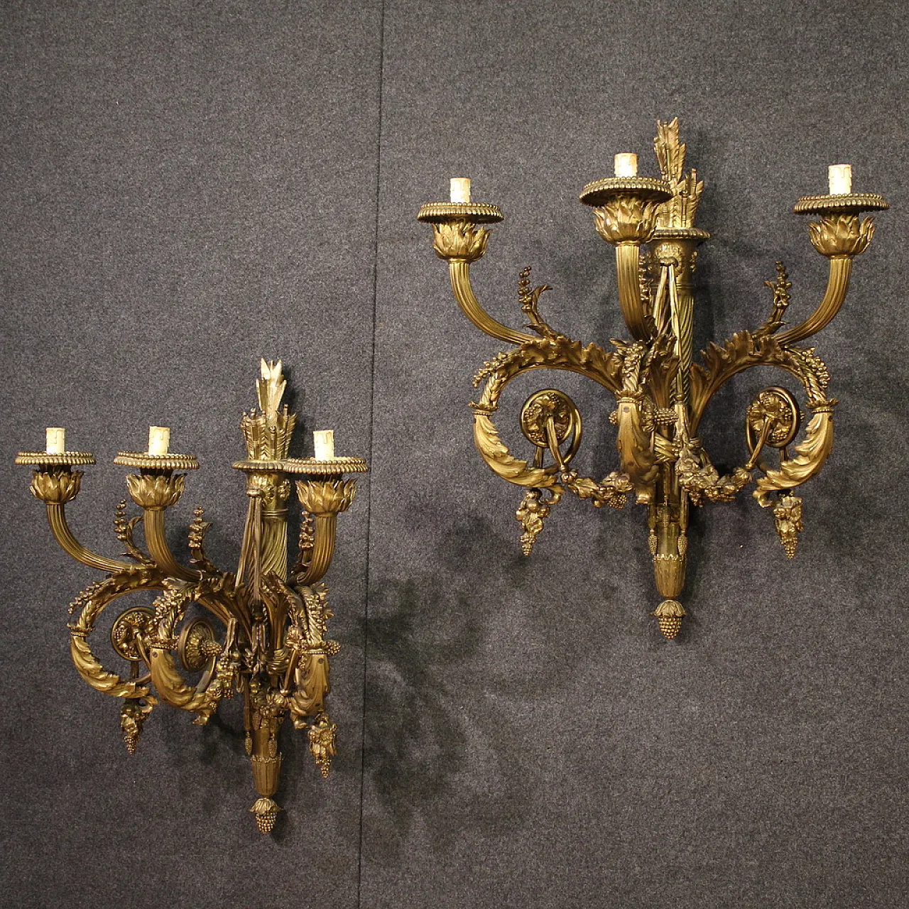 Coppia di applique francesi in bronzo dorato stile Luigi XVI, '900 1