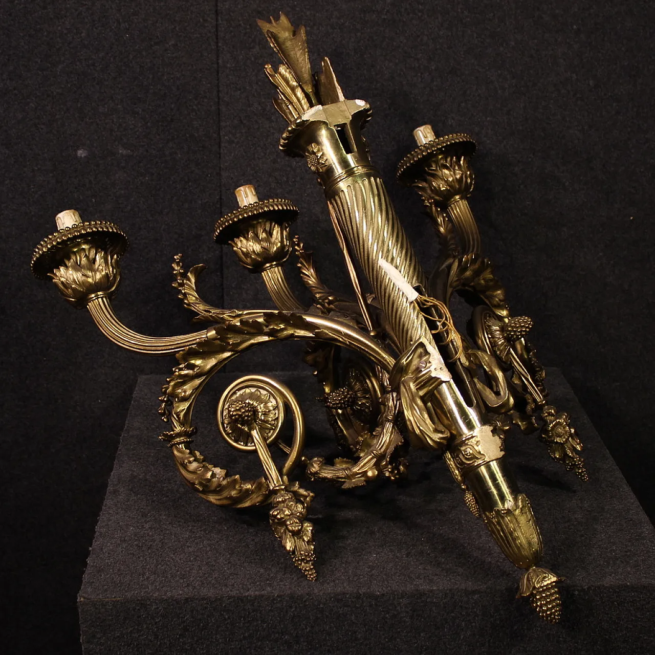 Coppia di applique francesi in bronzo dorato stile Luigi XVI, '900 6