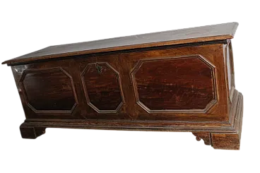 Cassapanca in noce massello reggiana con losanghe, '600