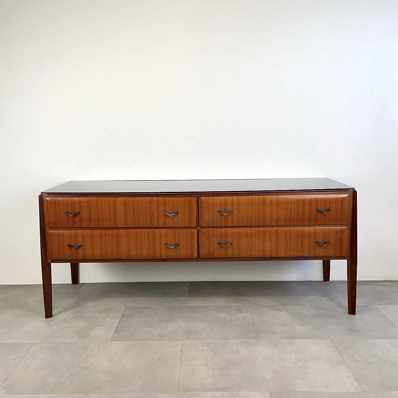 Cassettiera con top in vetro nero, anni ’60 1