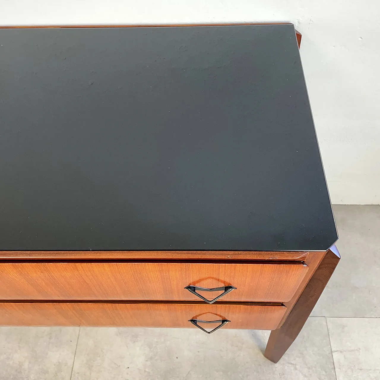 Cassettiera con top in vetro nero, anni ’60 8