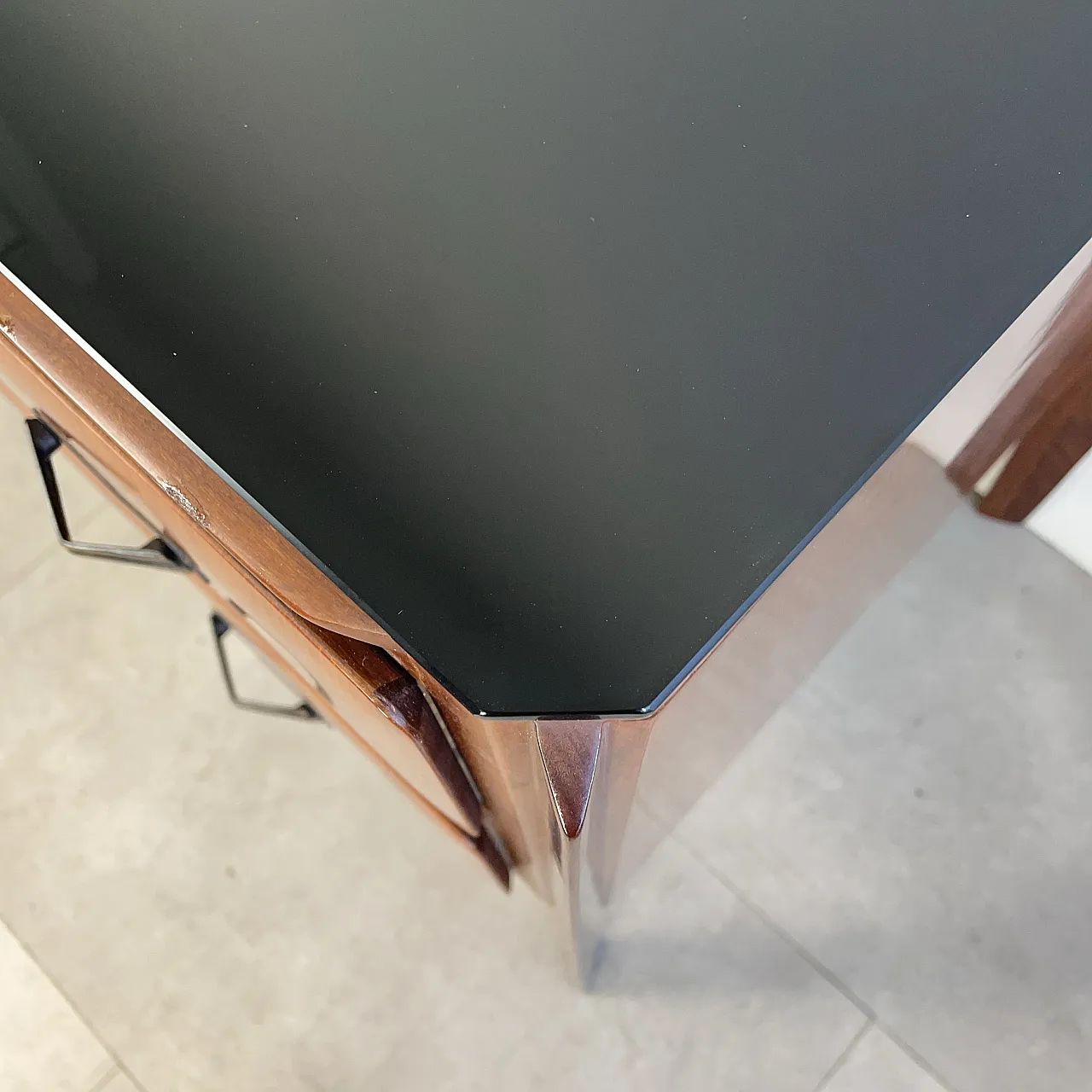 Cassettiera con top in vetro nero, anni ’60 9