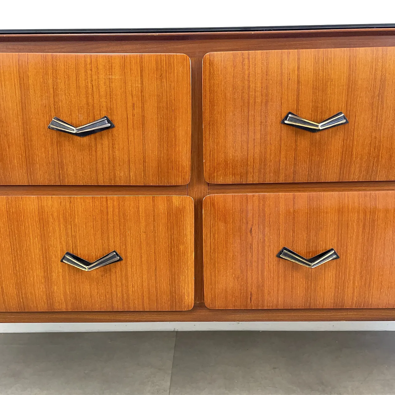 Cassettiera con top in vetro nero, anni ’60 10