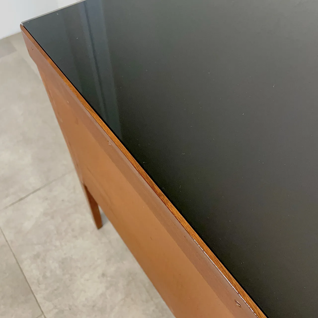 Cassettiera con top in vetro nero, anni ’60 12