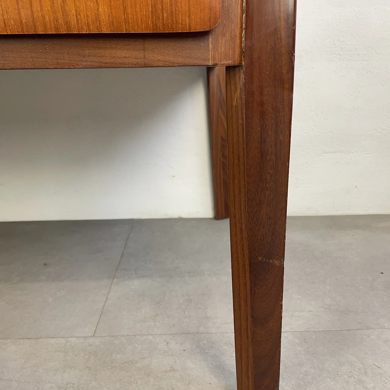 Cassettiera con top in vetro nero, anni ’60 13