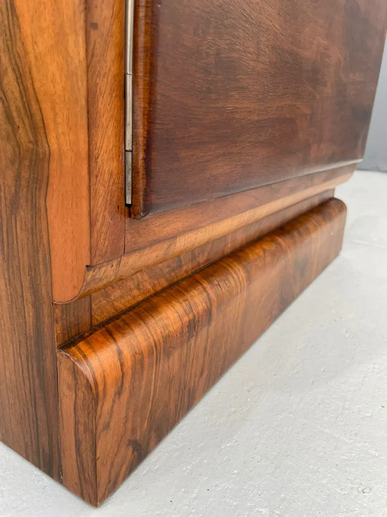 Mobile Art Déco con ripiani, impiallacciato in noce, anni '30 9