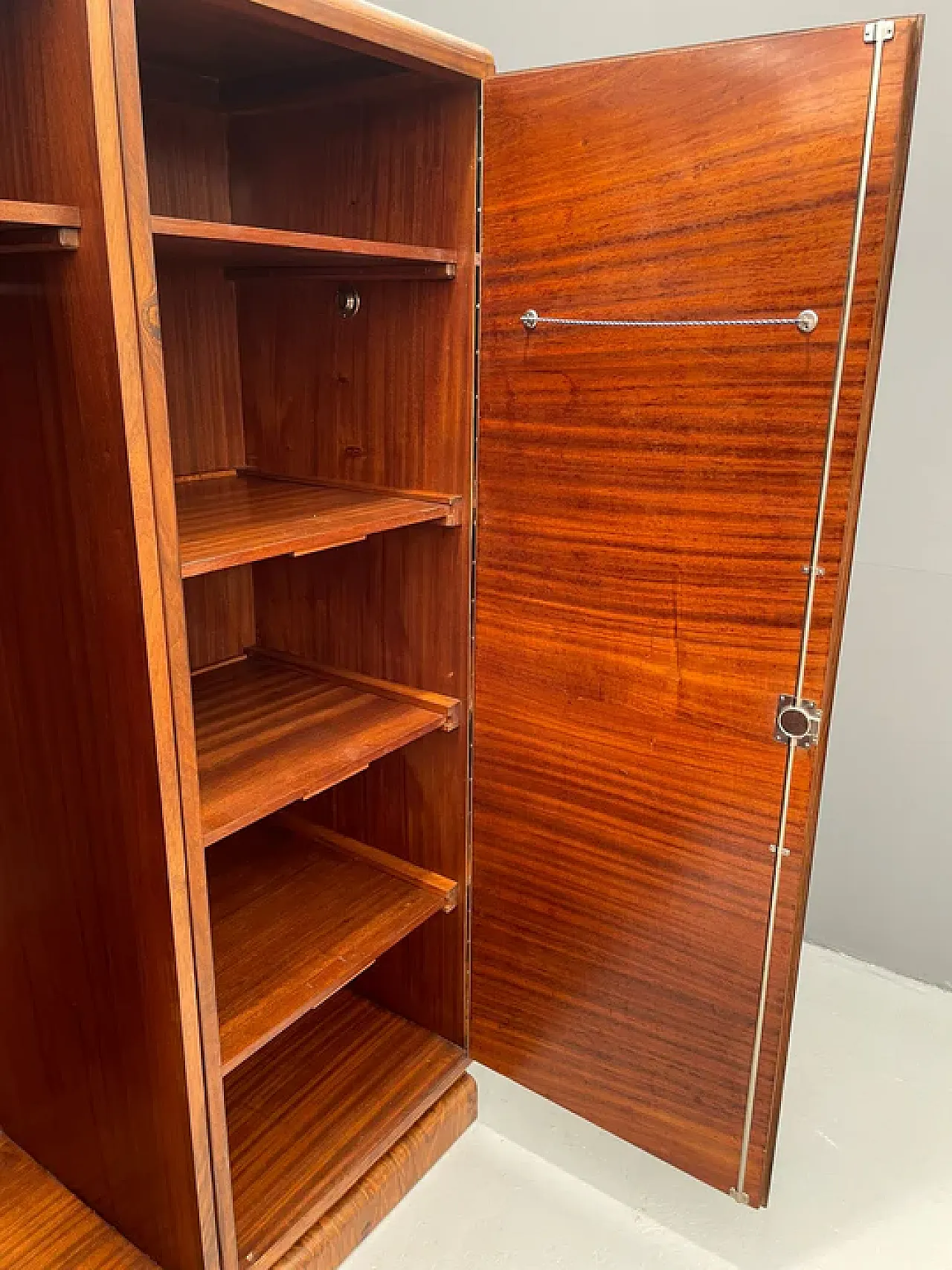 Mobile Art Déco con ripiani, impiallacciato in noce, anni '30 11