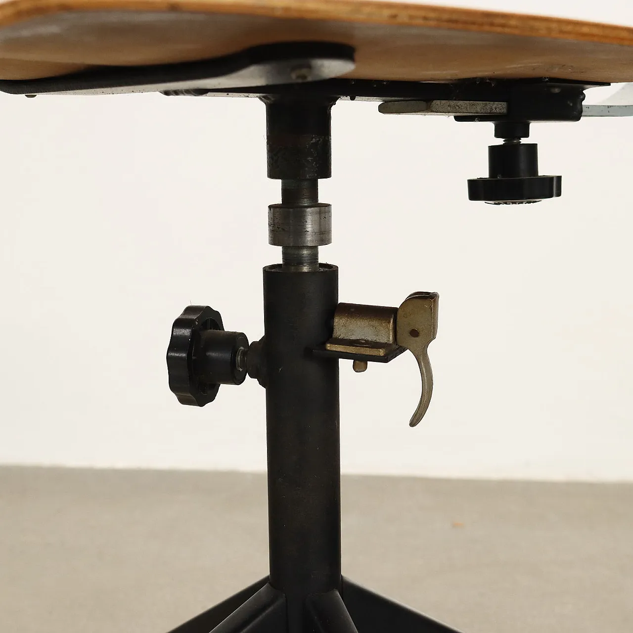 Sgabello da disegno girevole in metallo e compensato, anni '70 6
