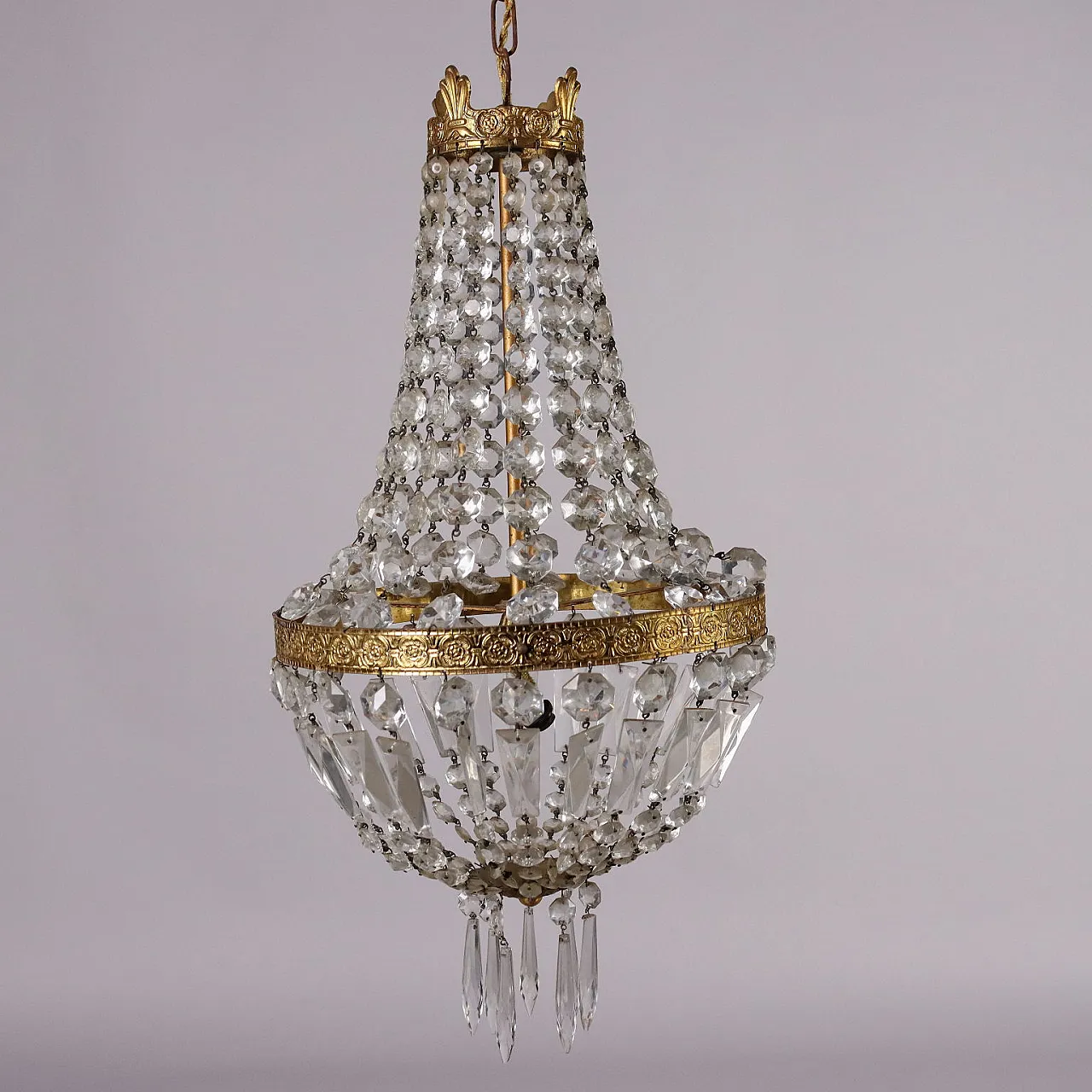 Lampadario a mongolfiera in vetro e lamierino dorato con greche 3