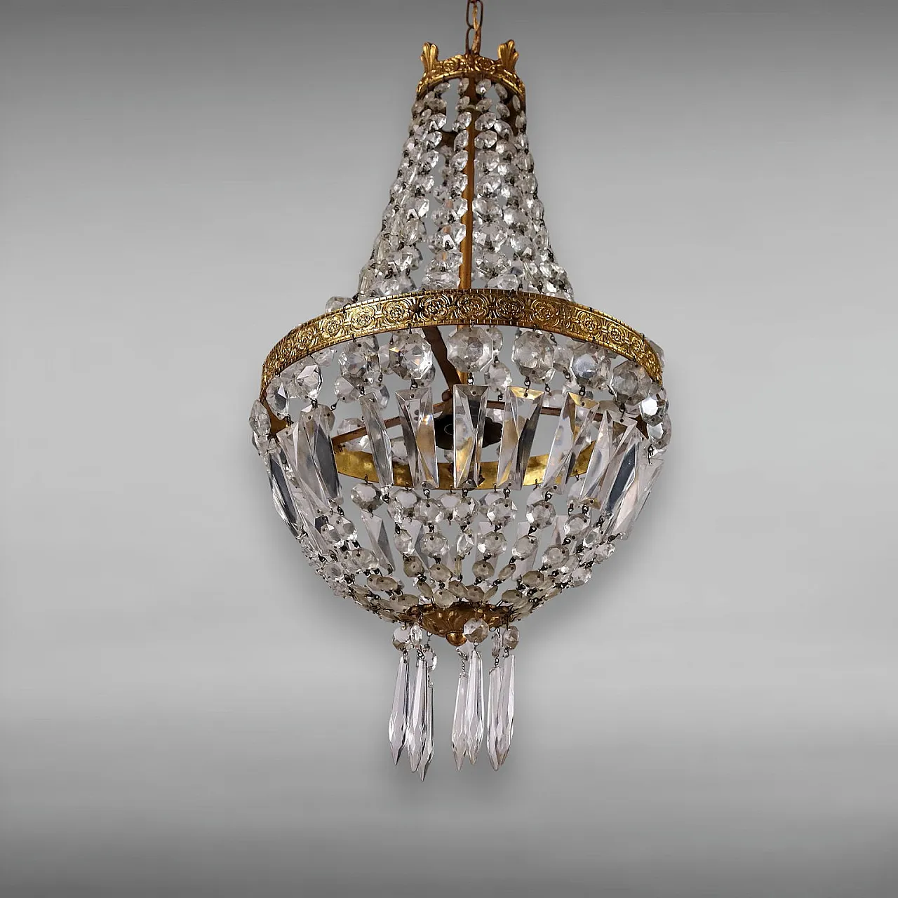 Lampadario a mongolfiera in vetro e lamierino dorato con greche 6