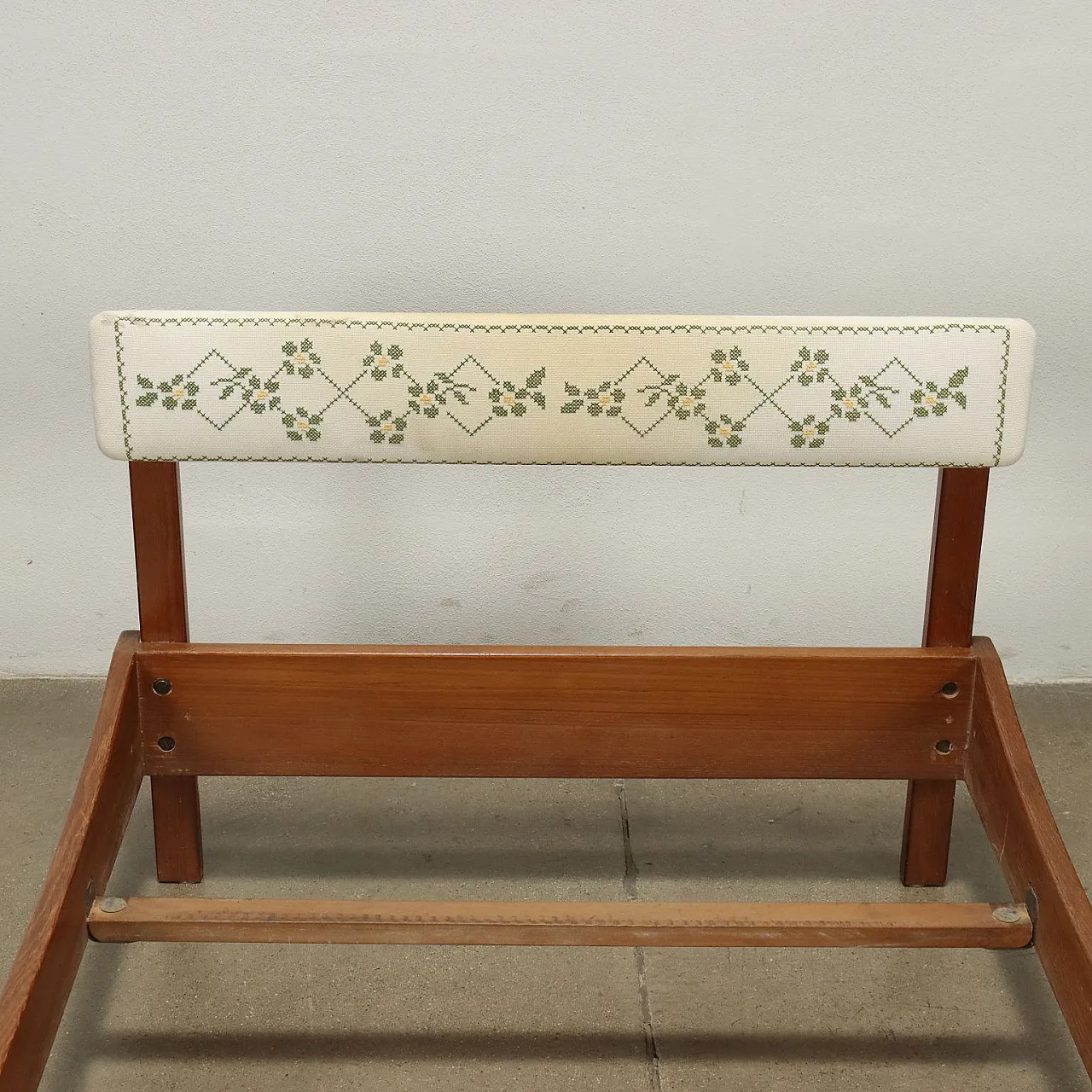 Letto singolo in teak con testiera e pediera imbottite e rivestite in tessuto, anni '60 3