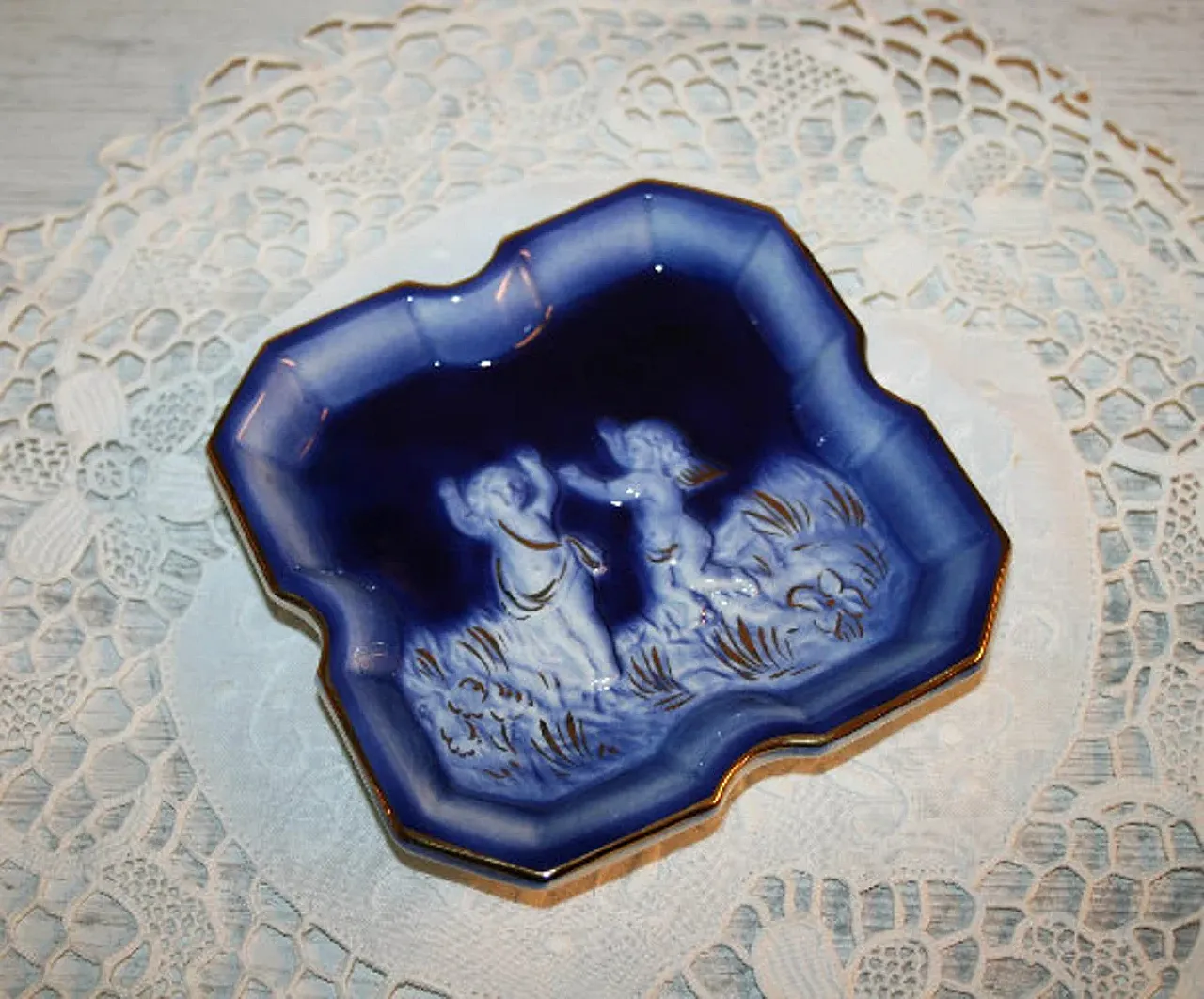 Piatto in ceramica con putti -svuotatasche, anni '70 1