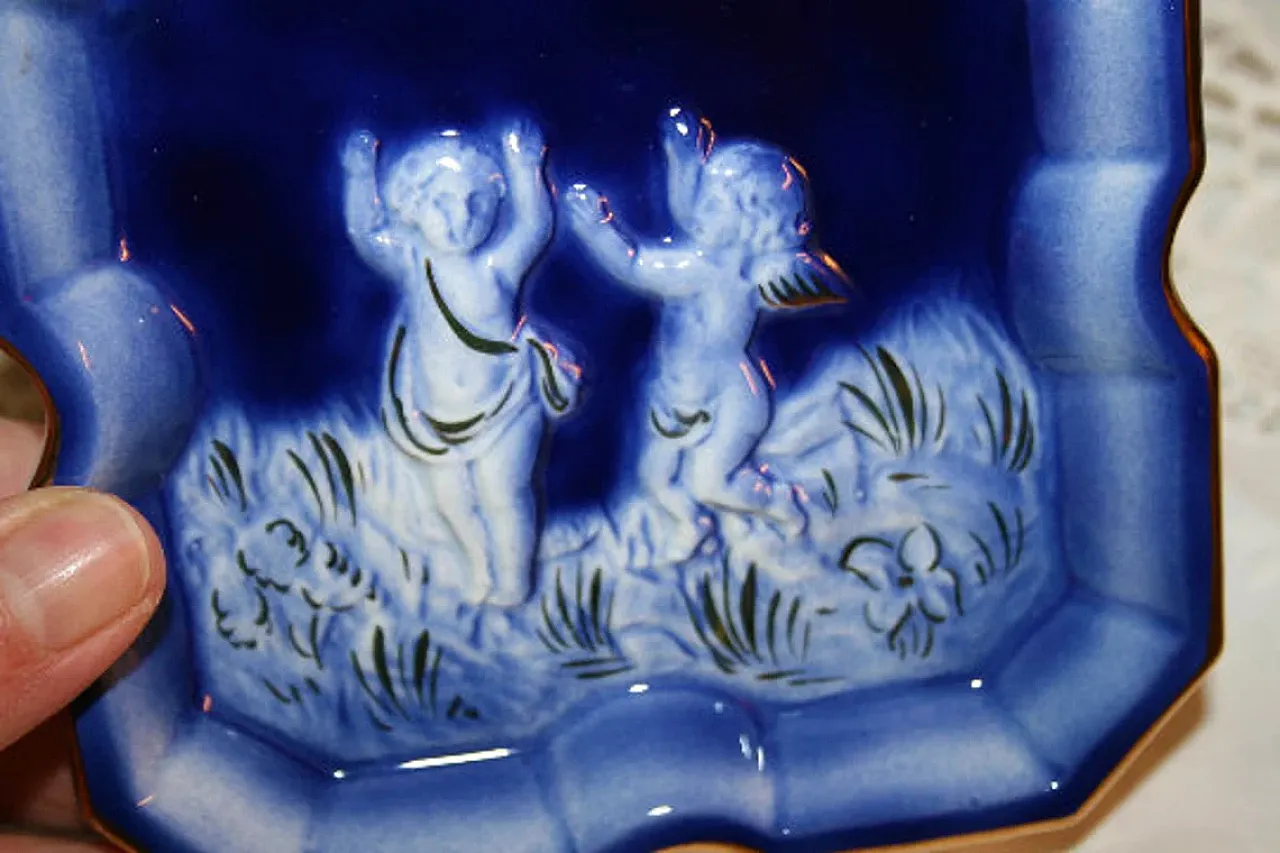 Piatto in ceramica con putti -svuotatasche, anni '70 3