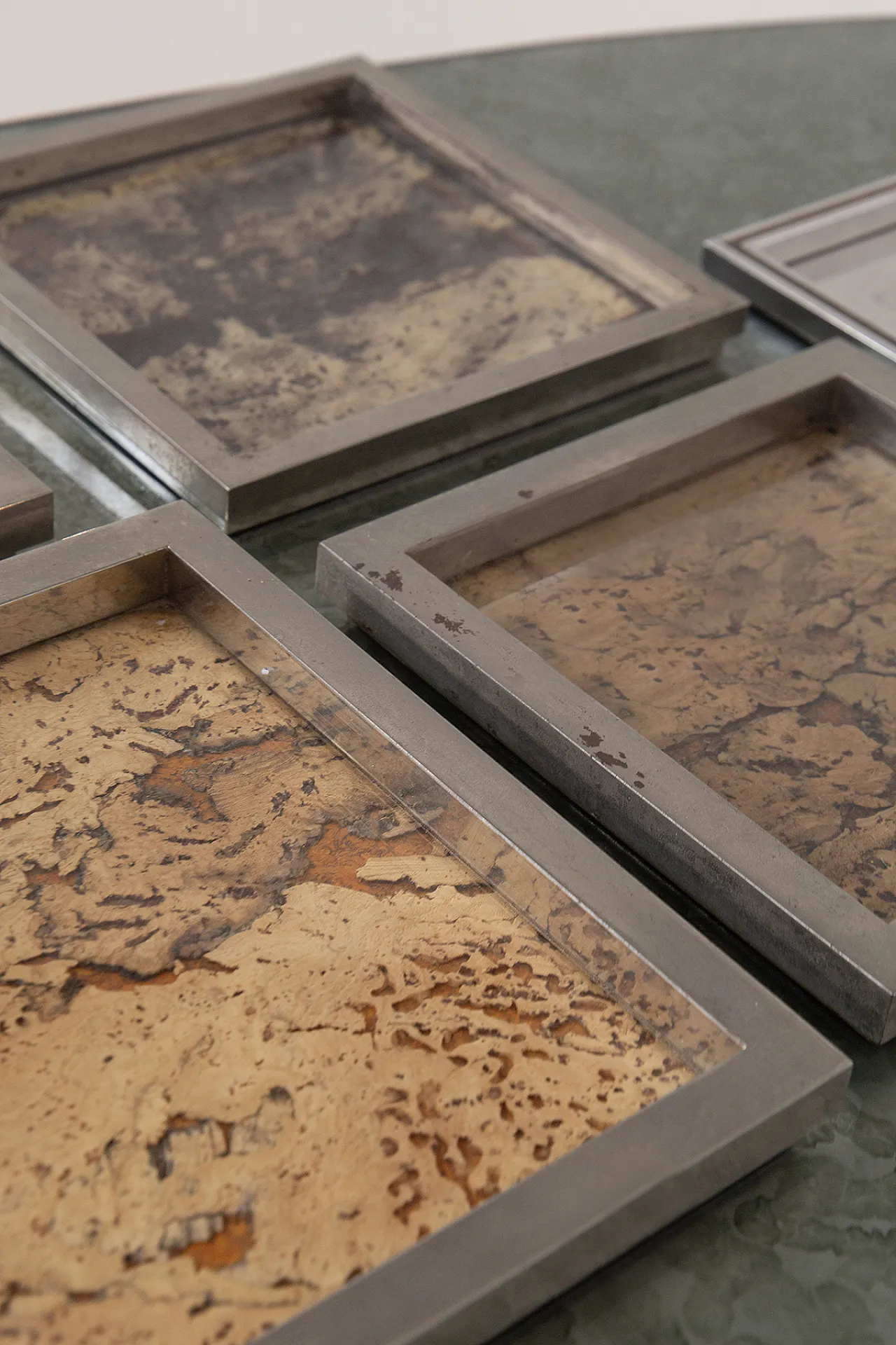 Set Romeo Rega di 5 vassoi con firme e date incise in metallo e sugher 9