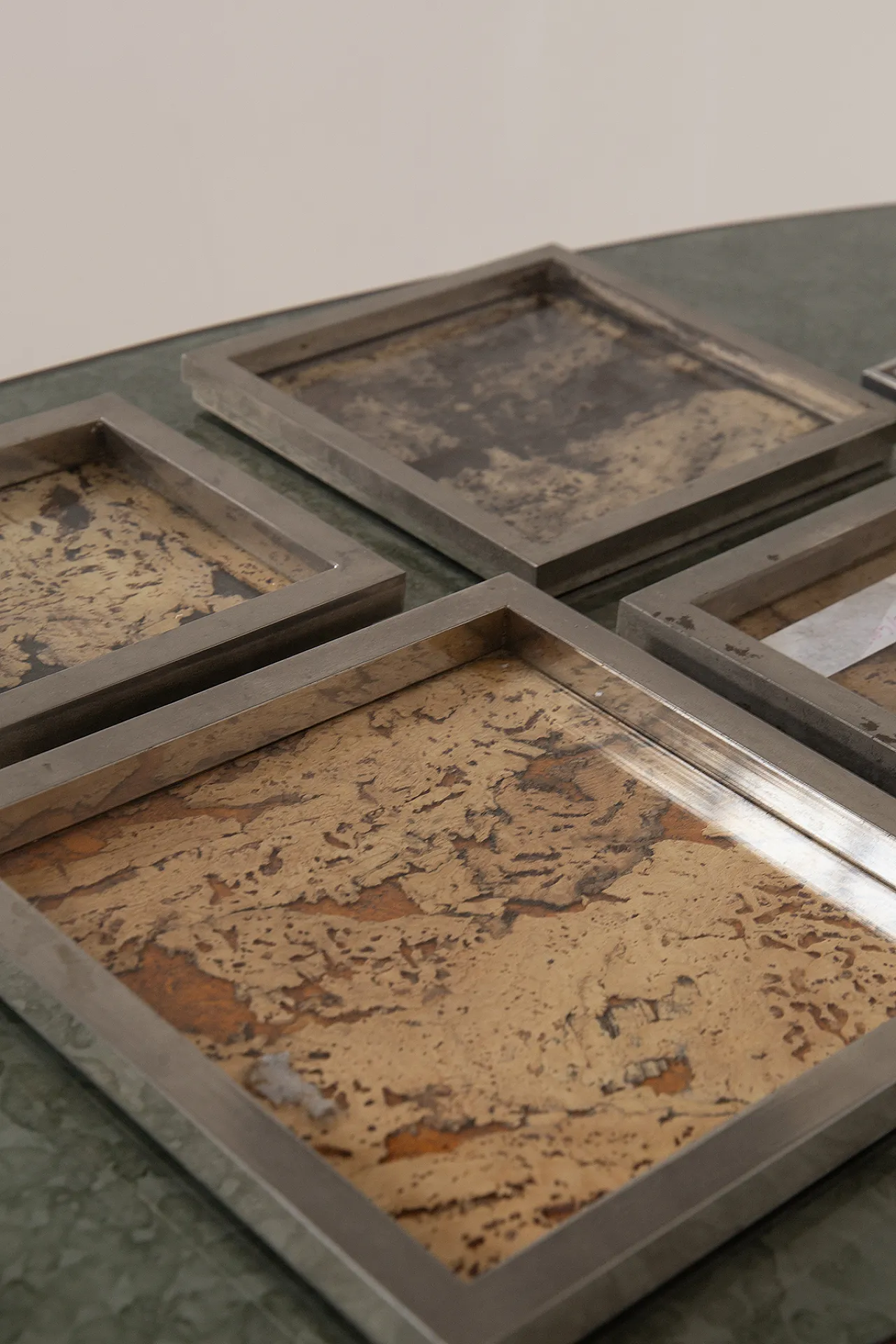 Set Romeo Rega di 5 vassoi con firme e date incise in metallo e sugher 10