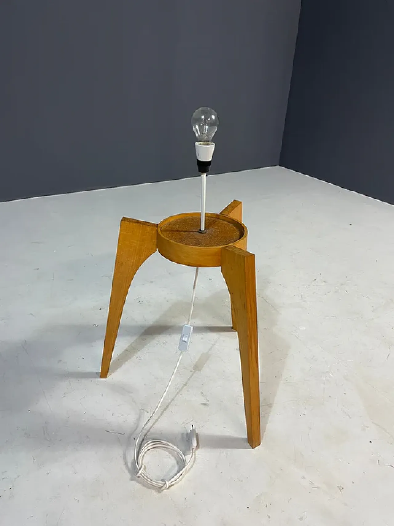 Lampada da terra in legno e vetro smerigliato di ULUV, anni '60 10