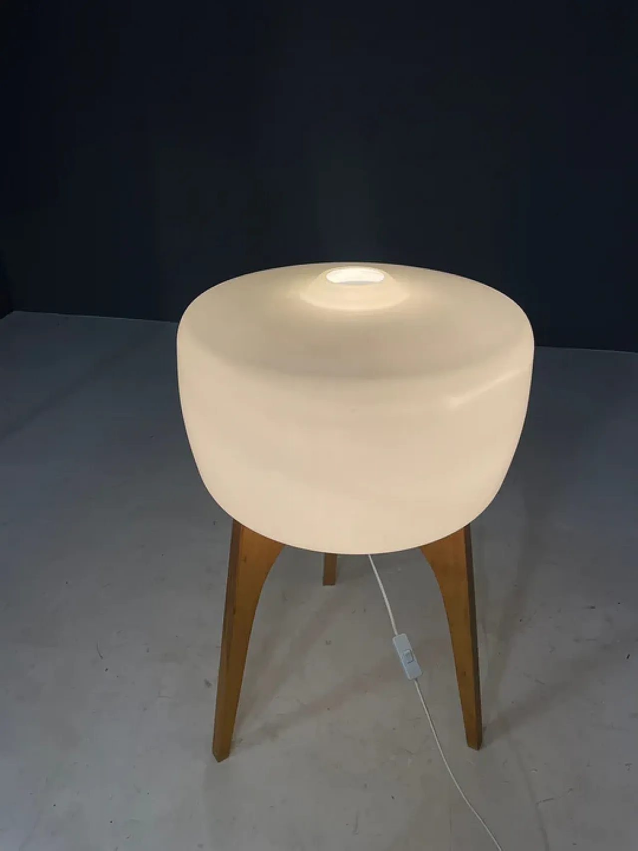 Lampada da terra in legno e vetro smerigliato di ULUV, anni '60 11