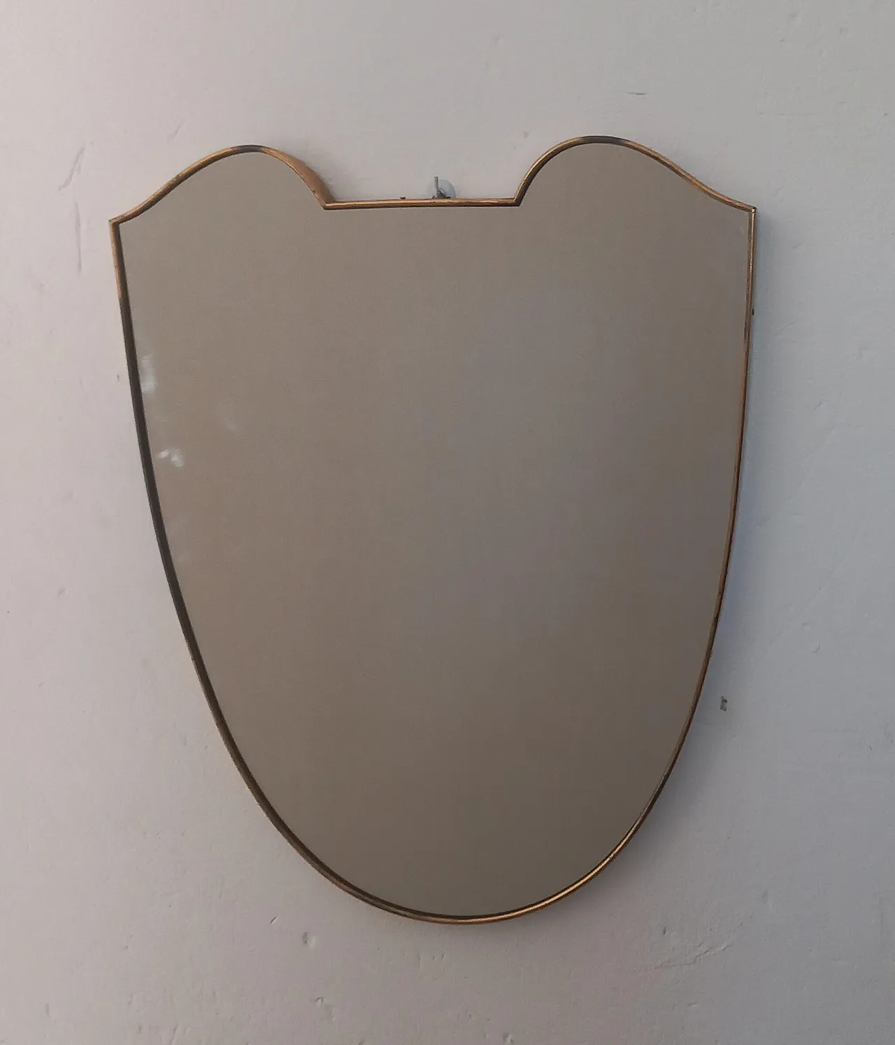 Specchio a forma di scudo con cornice in ottone, 50s 1