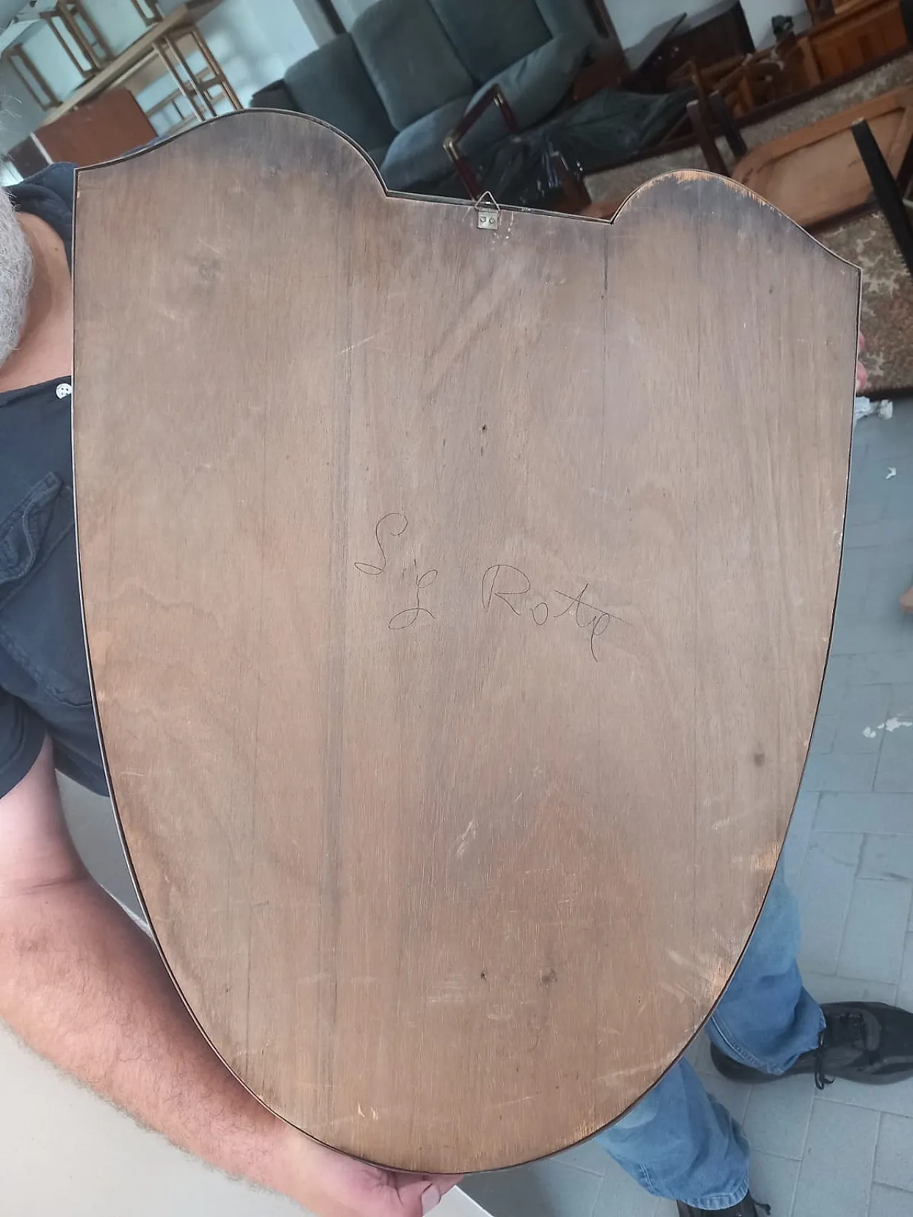 Specchio a forma di scudo con cornice in ottone, 50s 4