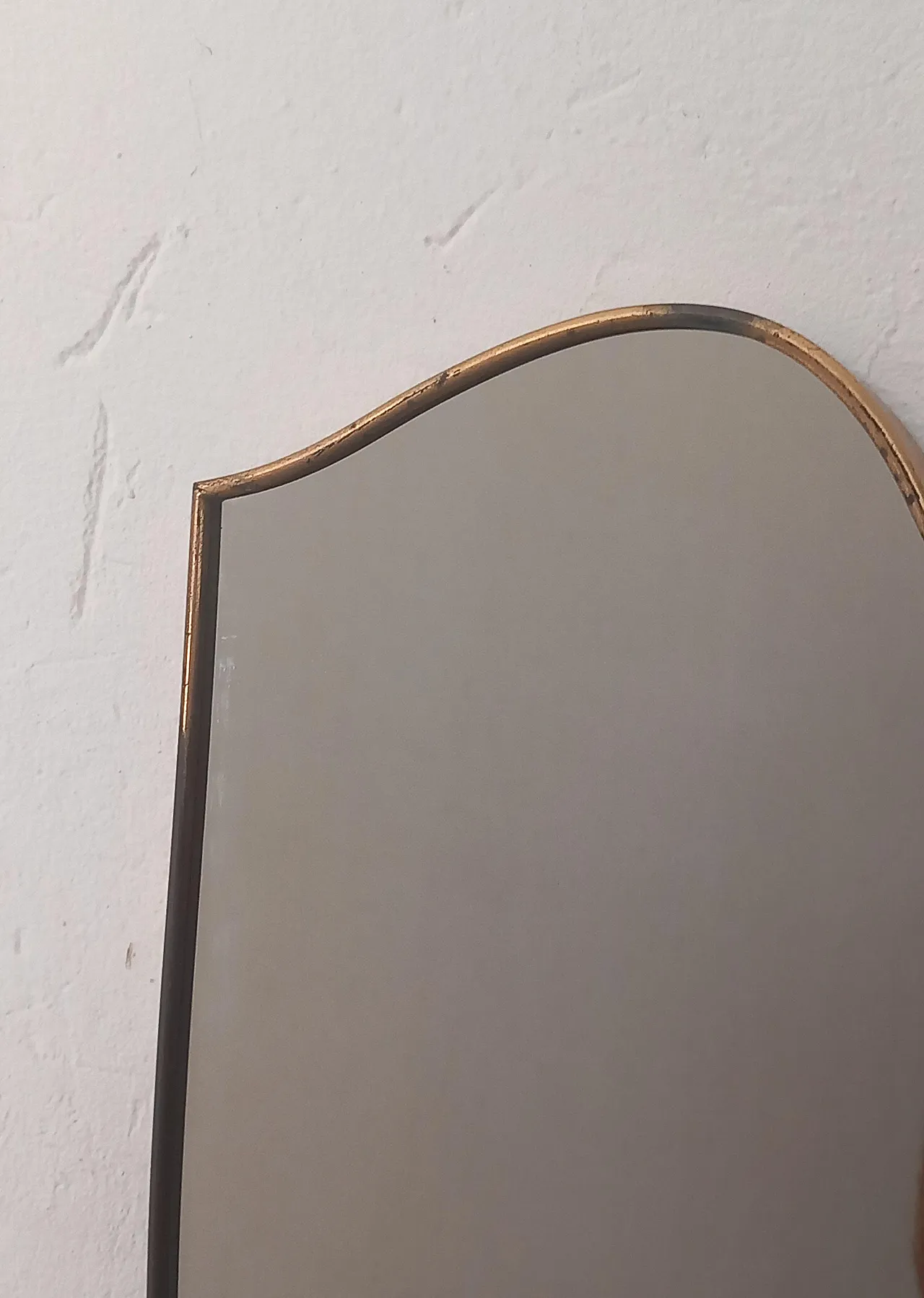 Specchio a forma di scudo con cornice in ottone, 50s 5