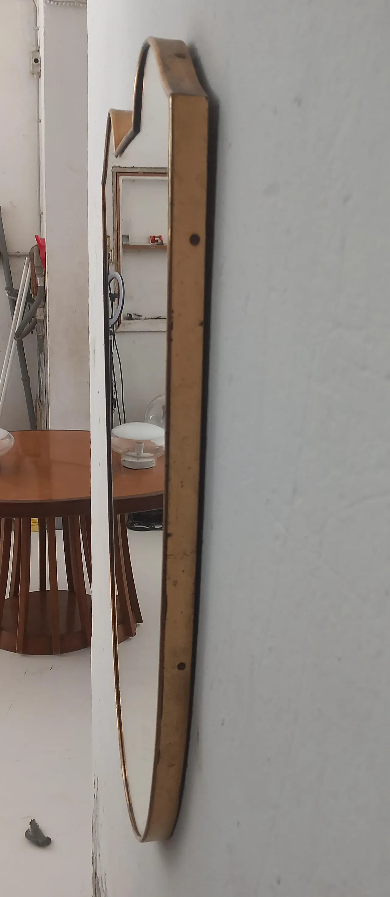 Specchio a forma di scudo con cornice in ottone, 50s 7