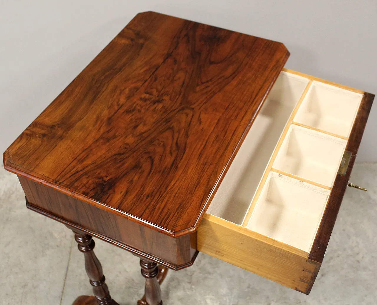 Walnut table Luigi Filippo '800 9