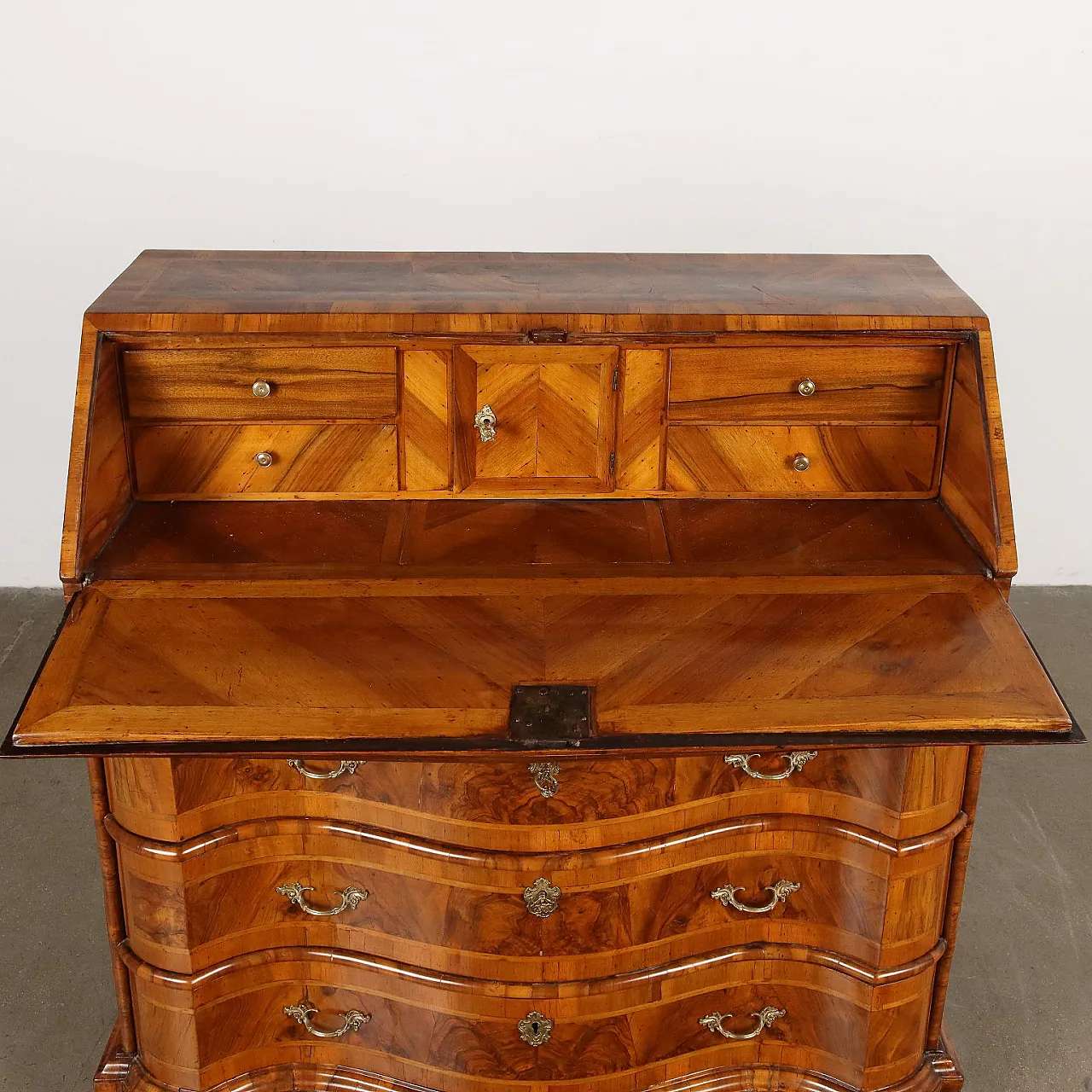 Mobile barocco a ribalta in noce a 3 cassetti, '700 3