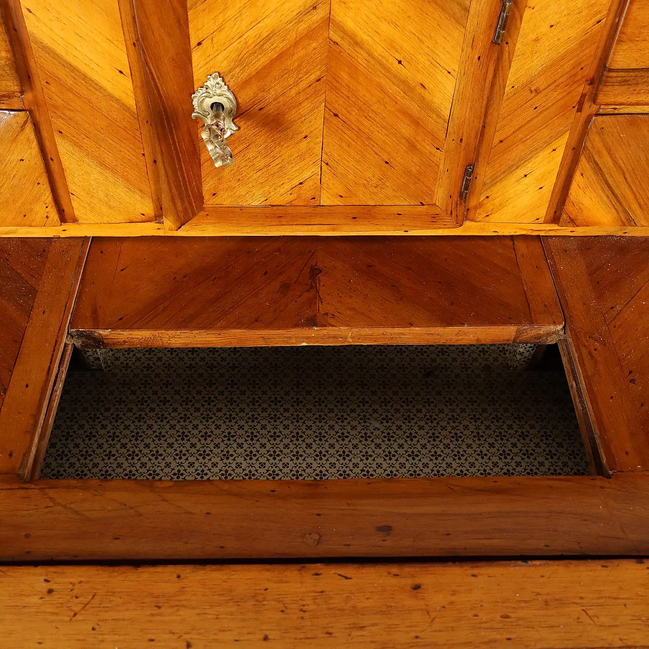 Mobile barocco a ribalta in noce a 3 cassetti, '700 5