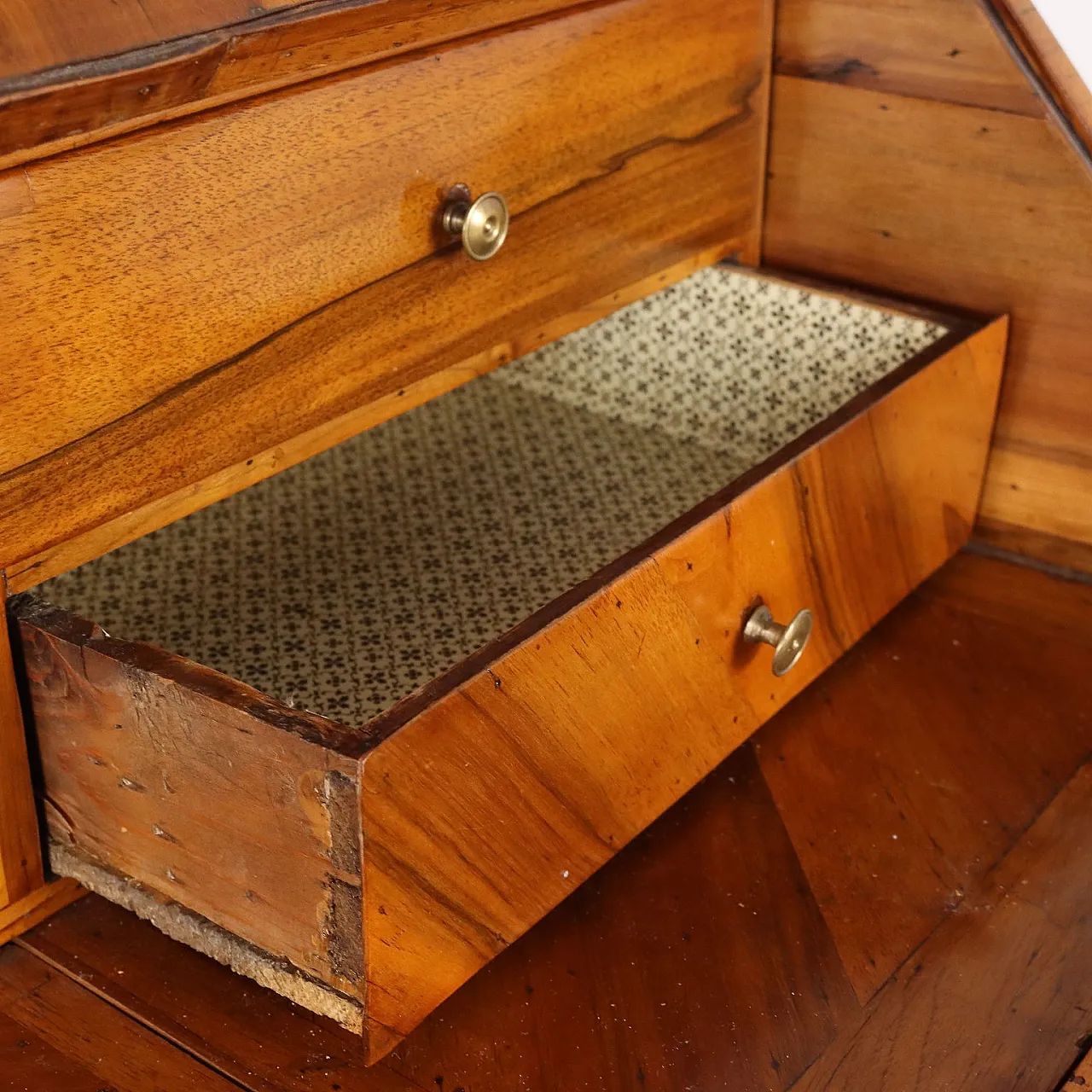 Mobile barocco a ribalta in noce a 3 cassetti, '700 6