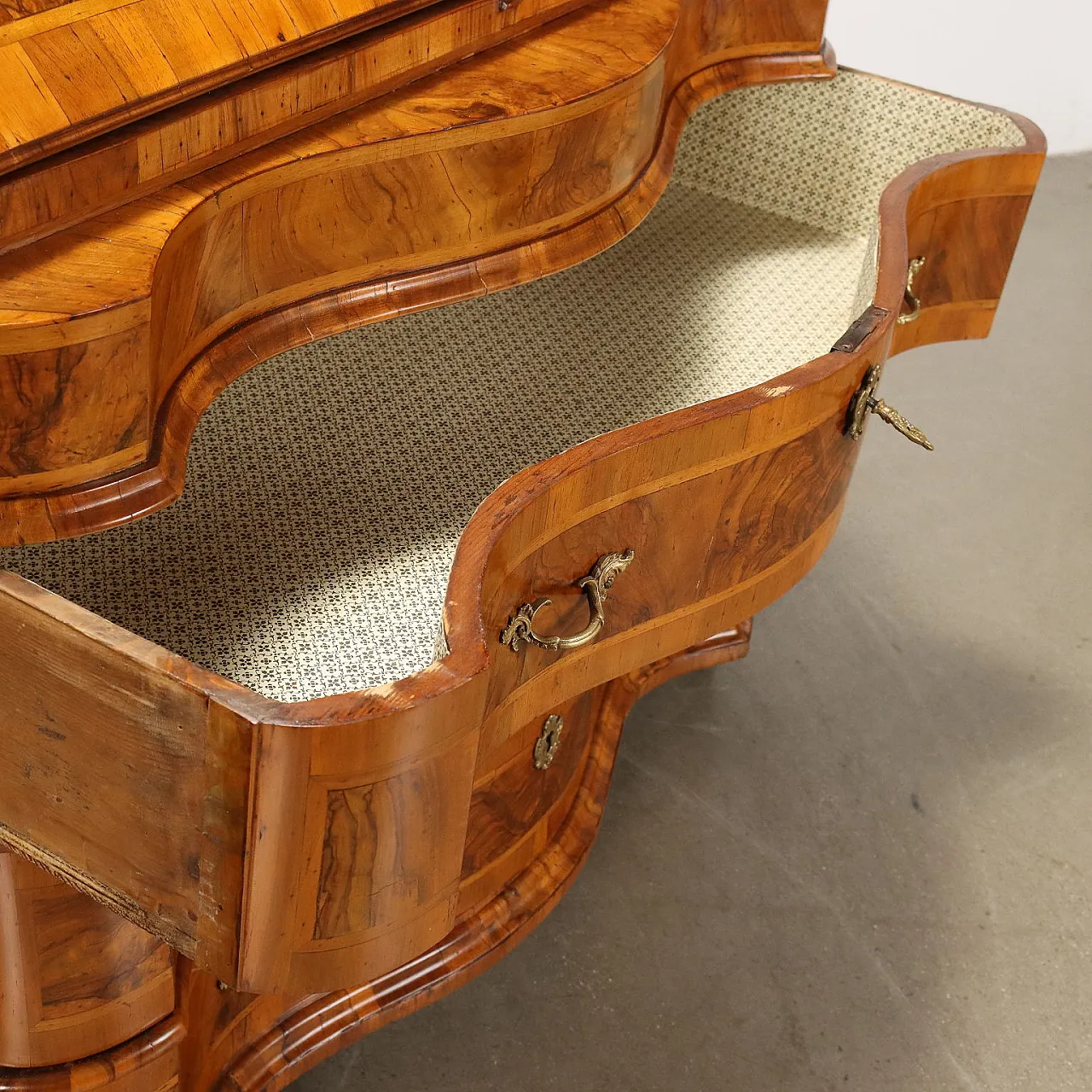 Mobile barocco a ribalta in noce a 3 cassetti, '700 7