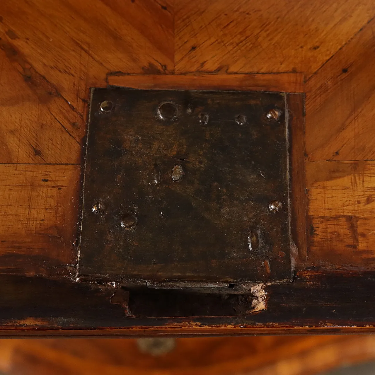 Mobile barocco a ribalta in noce a 3 cassetti, '700 8