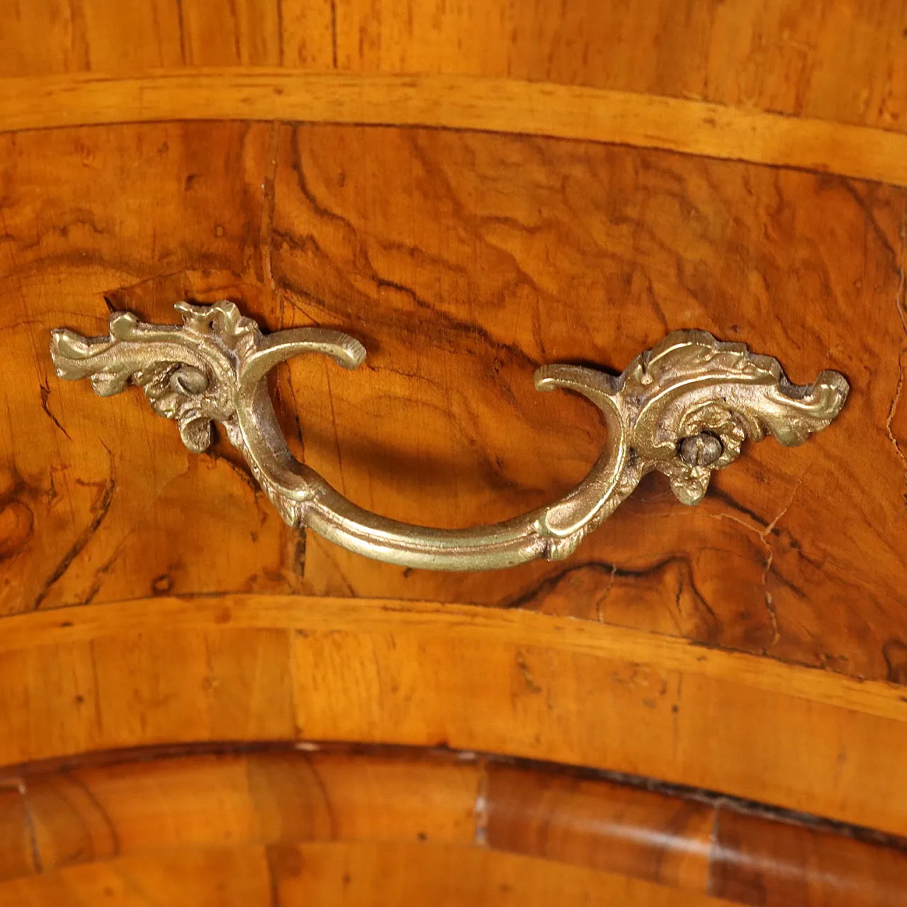 Mobile barocco a ribalta in noce a 3 cassetti, '700 10