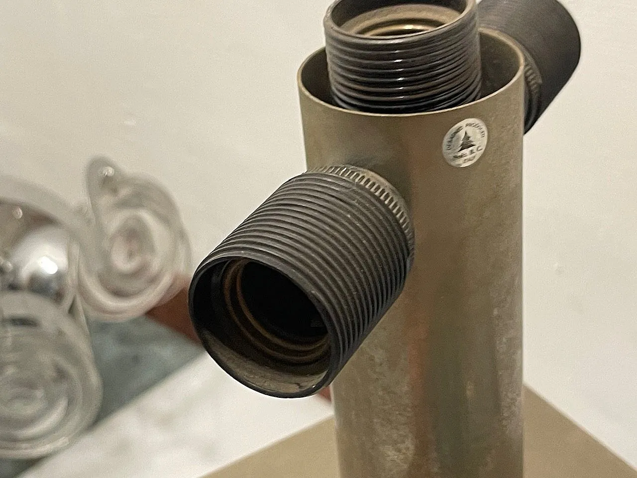 Coppia di lampade da tavolo in ottone e cromo di Noel B. C., anni '70 10