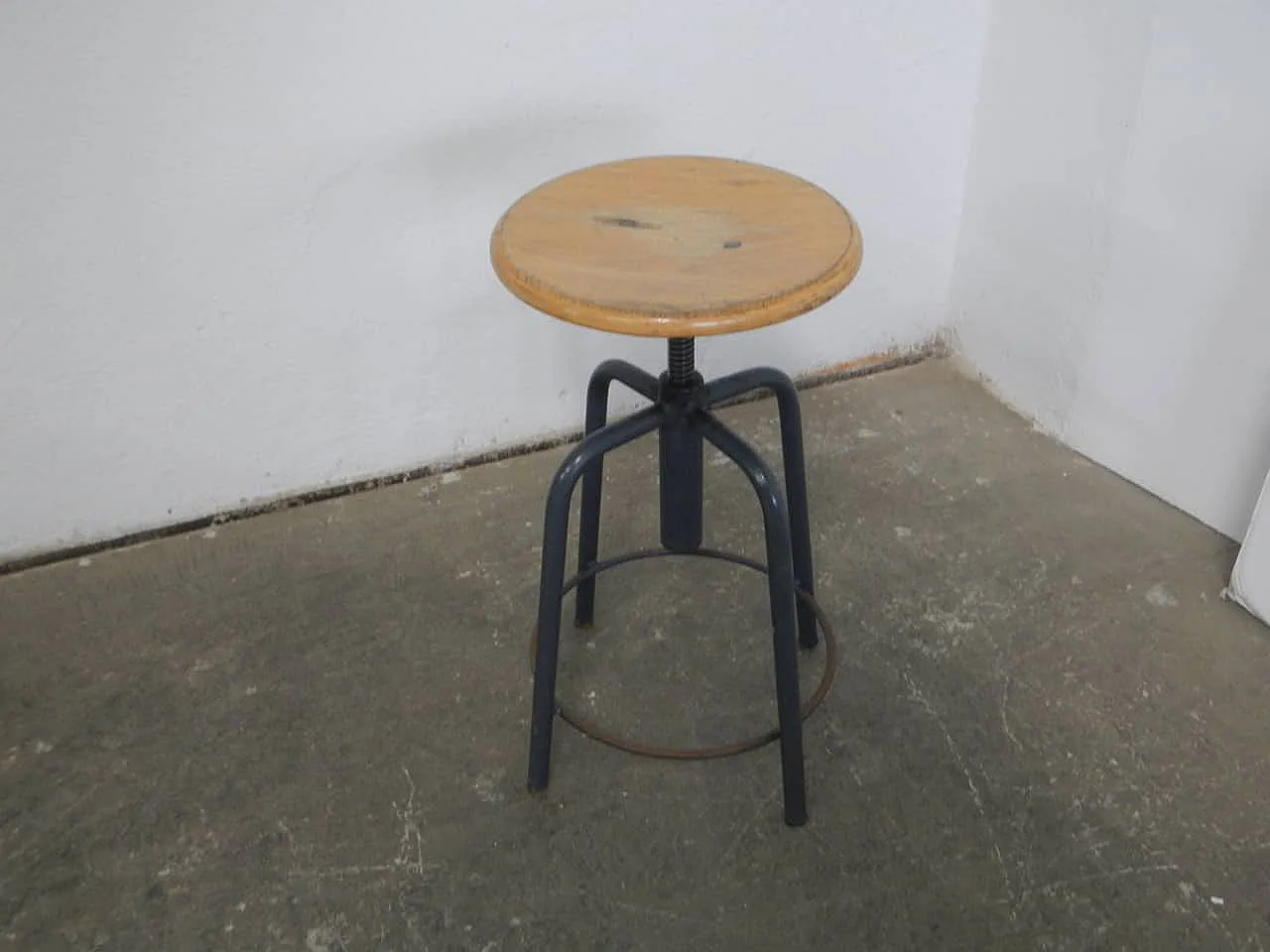 4 feet swivel stool 1960 1