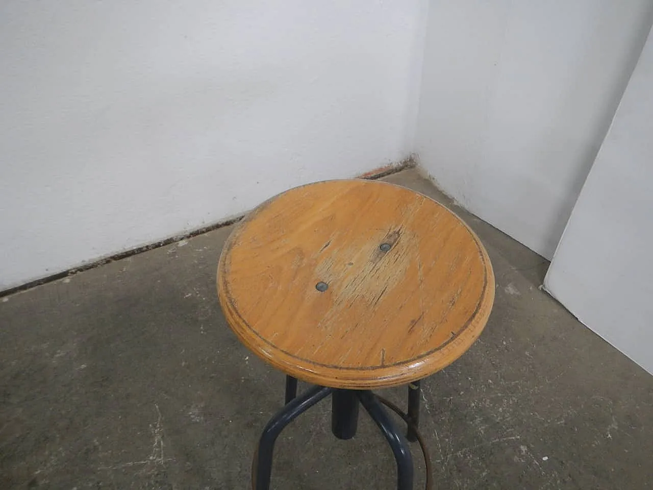4 feet swivel stool 1960 3