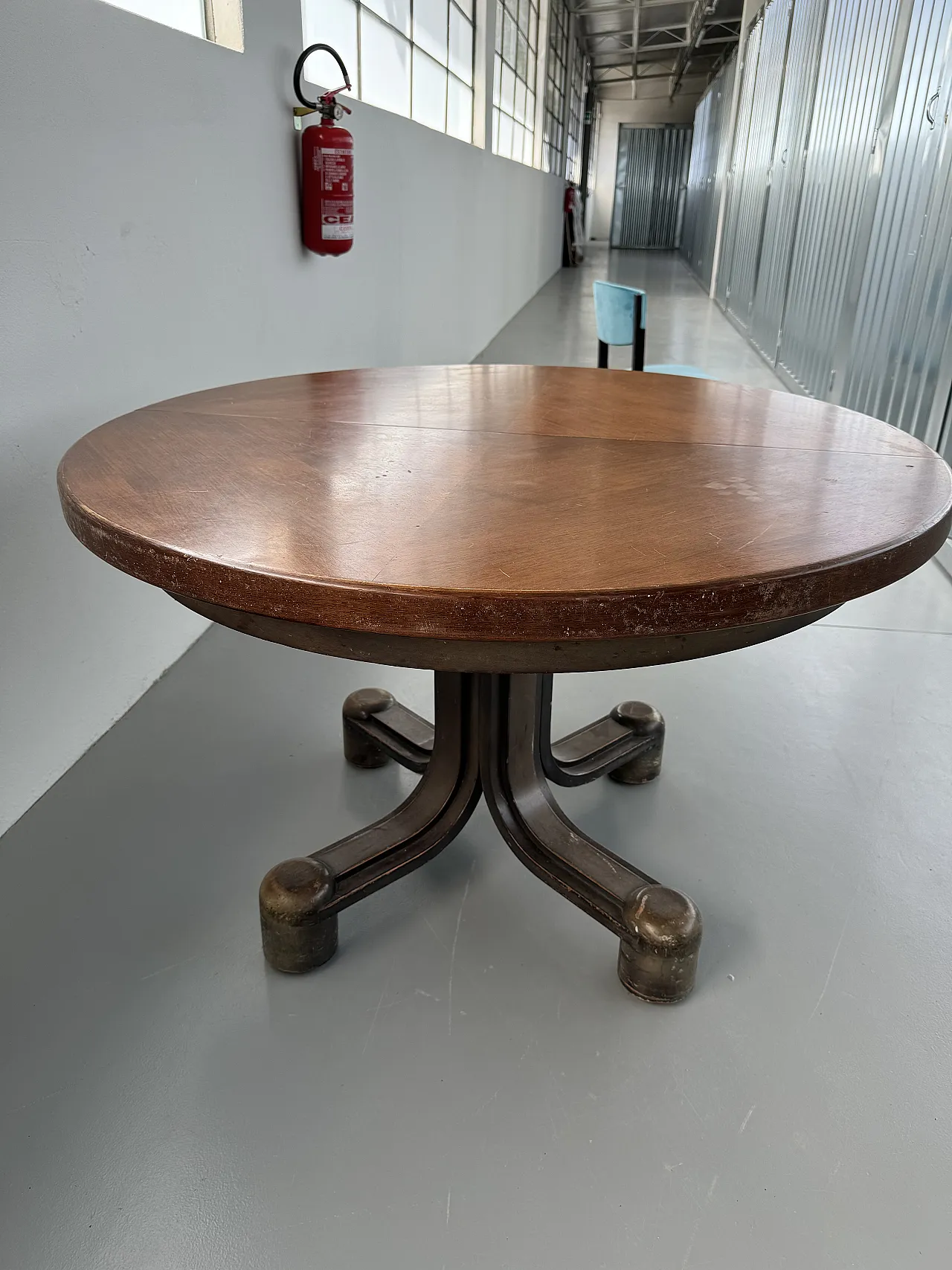 Tavolo da pranzo tondo allungabile 1960 di Gianfranco Frattini 1