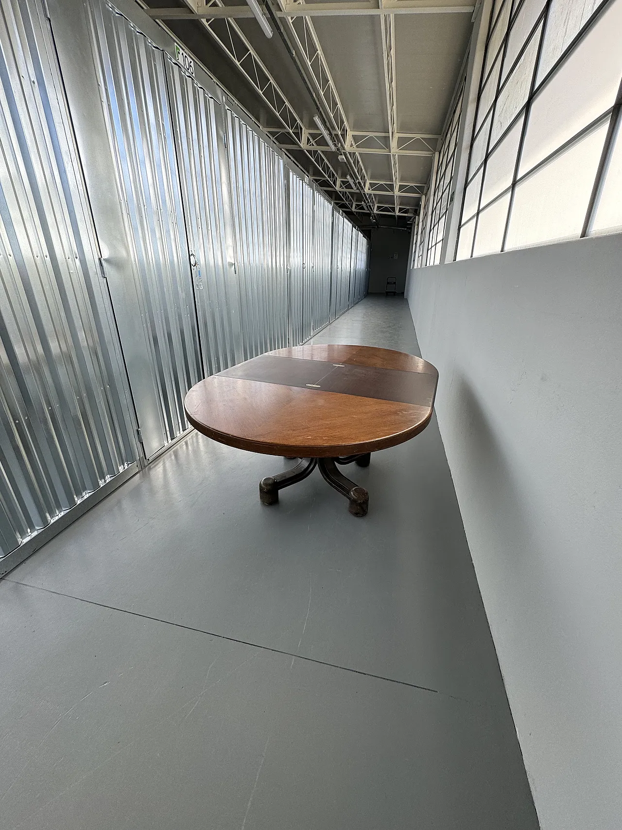 Tavolo da pranzo tondo allungabile 1960 di Gianfranco Frattini 10