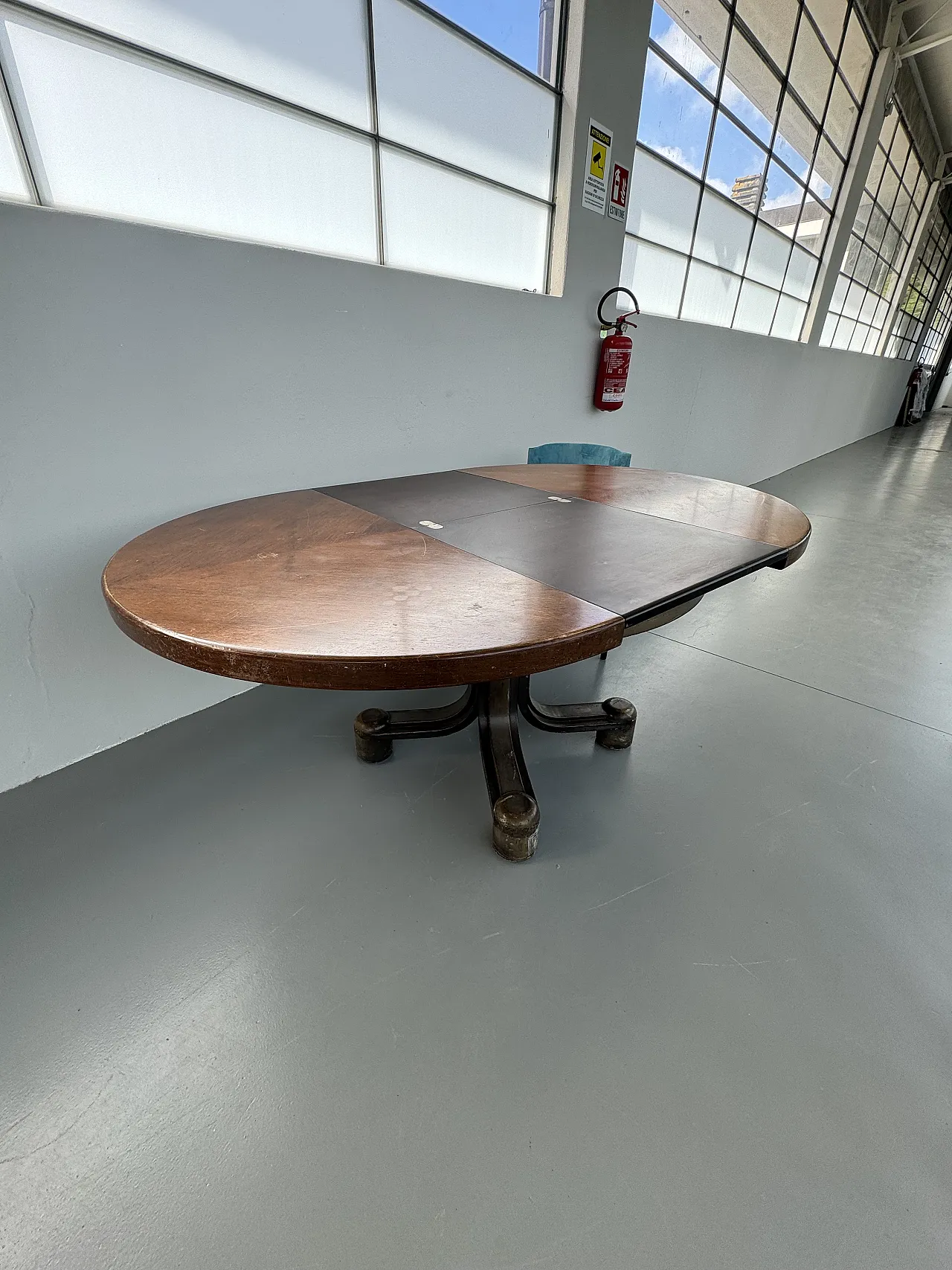 Tavolo da pranzo tondo allungabile 1960 di Gianfranco Frattini 11