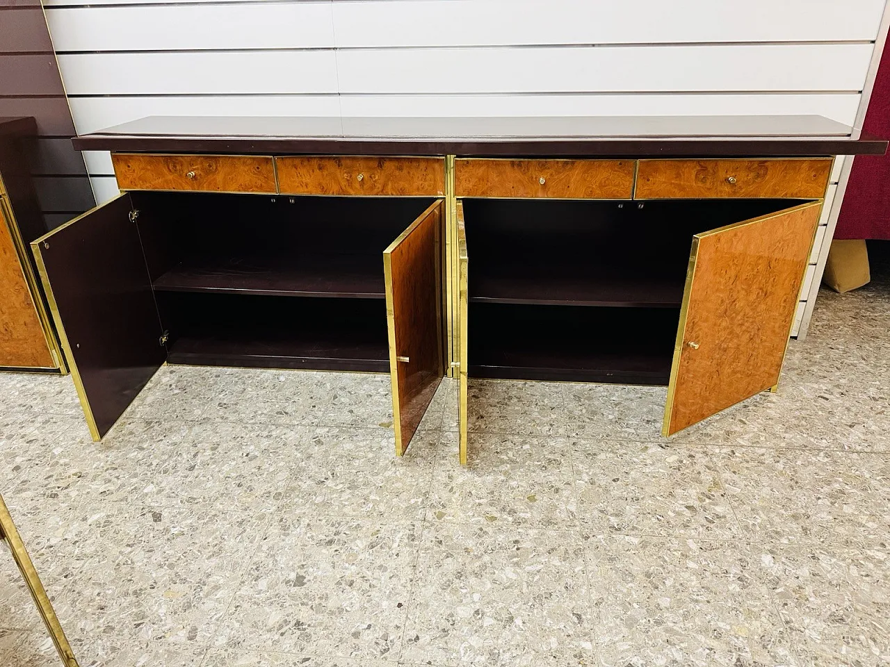 Credenza con base in legno e fianchi in metallo dorato, anni '70 11