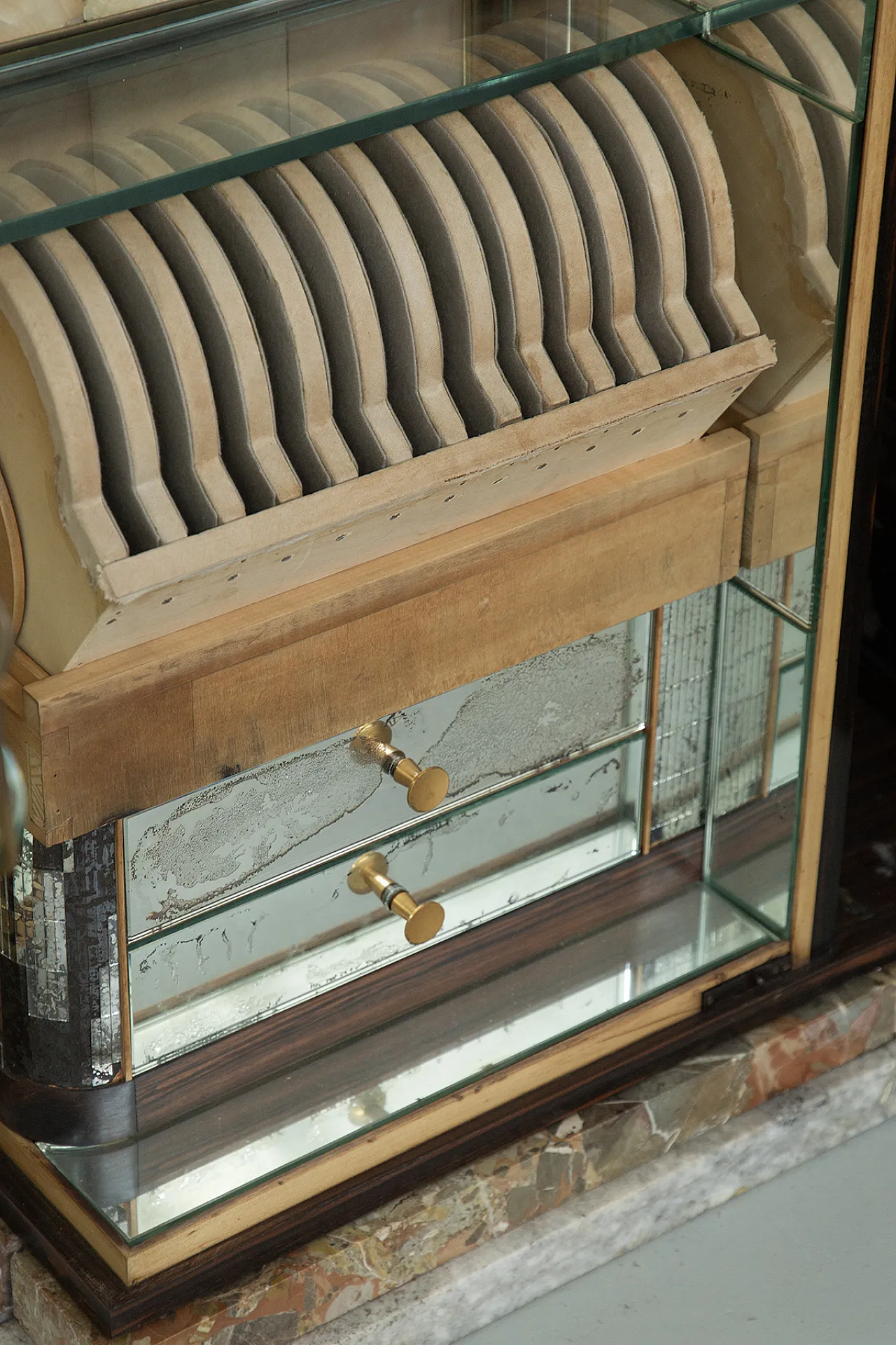 Mobile bar in stile Art Déco cinese con marmi, anni '30 16