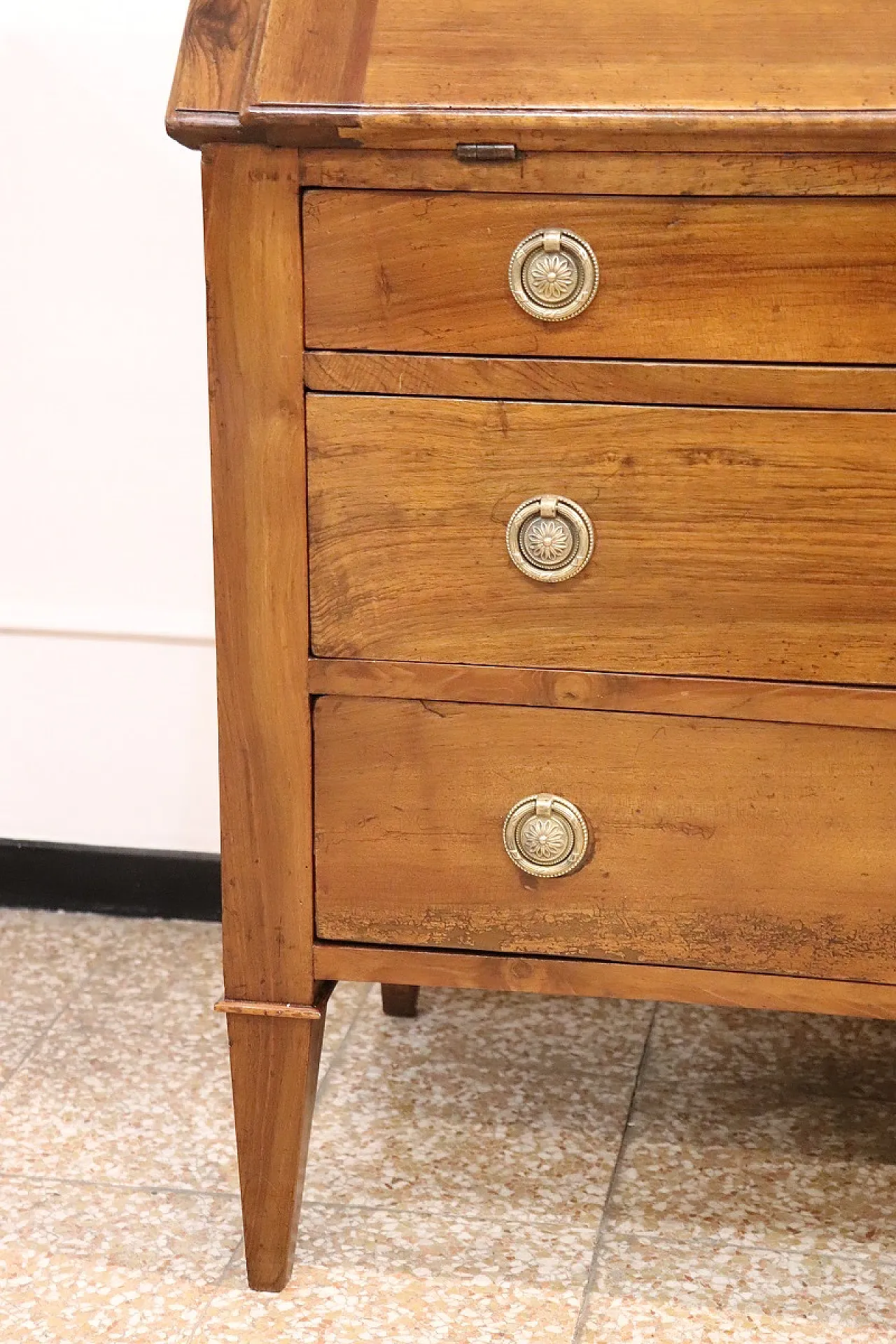 Ancient limelight in walnut wood, '700 2