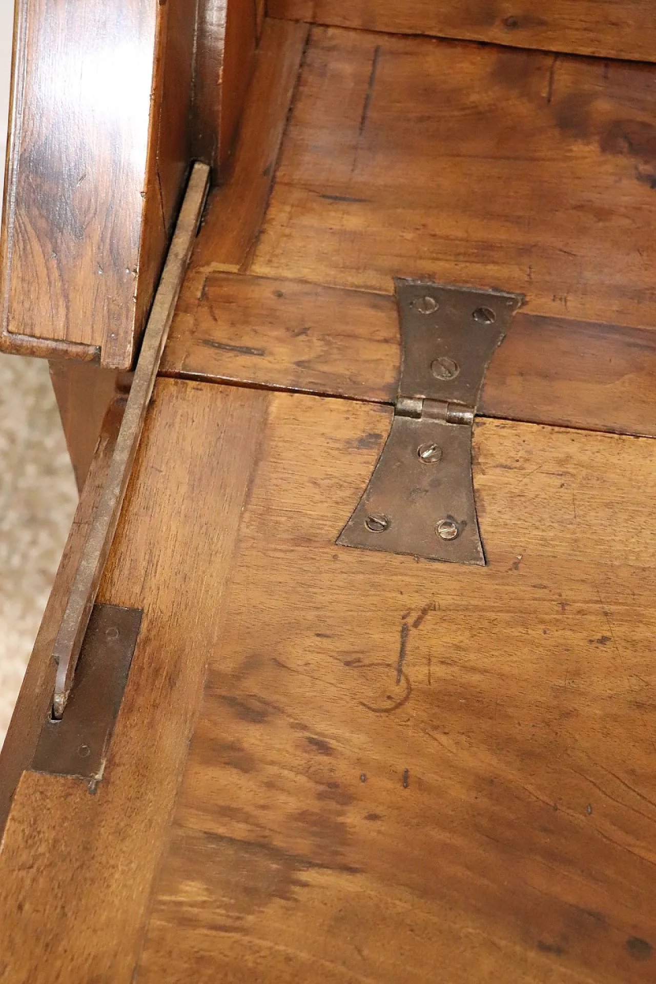 Ancient limelight in walnut wood, '700 7