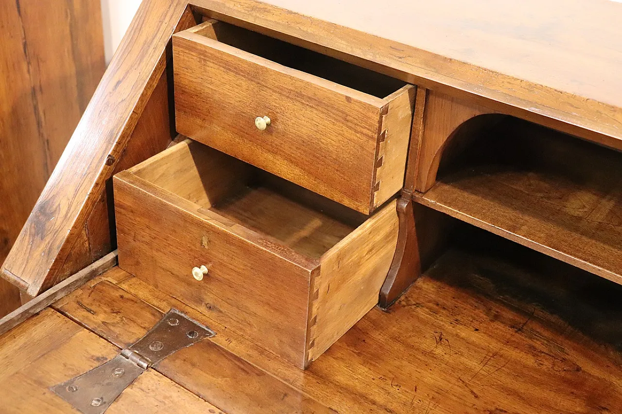 Ancient limelight in walnut wood, '700 9