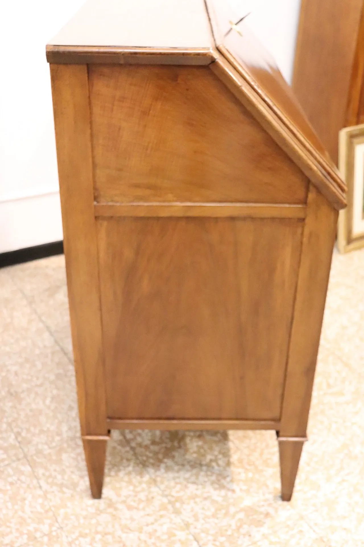 Ancient limelight in walnut wood, '700 10